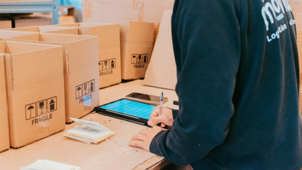 Operatore Momoka prepara un ordine eCommerce da spedire in contrassegno